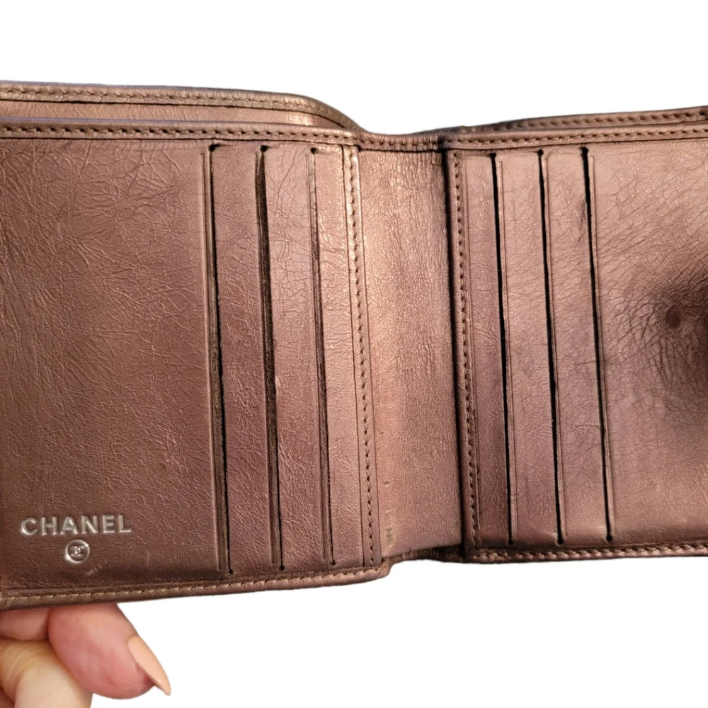 CHANEL | Lavender Cotton Club Interlocking CC Logo Compact Wallet 2008-'09 - Picture 14 of 16